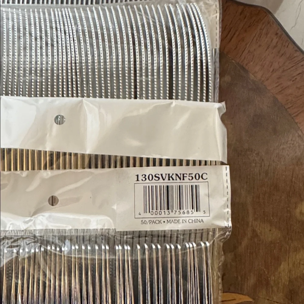 Heavyweight Plastic Utensils Knives, Silver 199 count